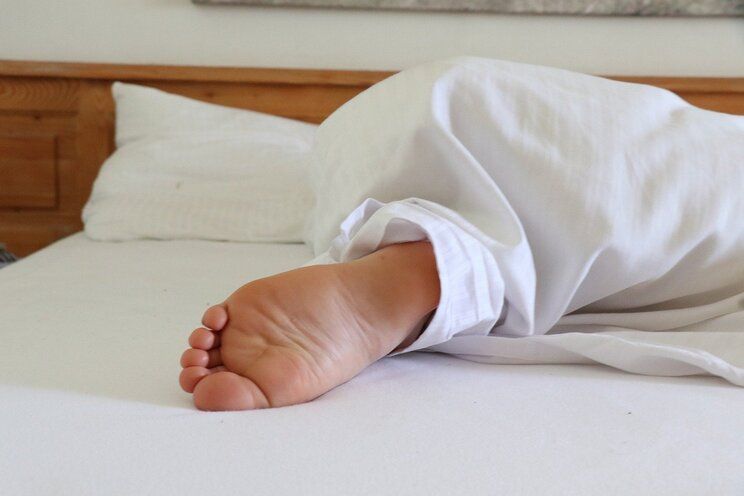 Piedi freddi a letto: cause e rimedi